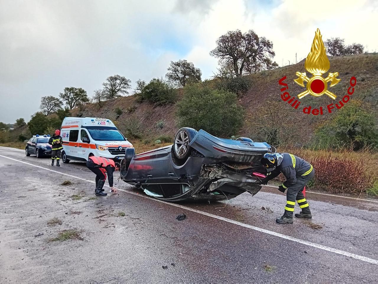 Auto si ribalta tra Bono e Bottidda, il conducente trasportato in ospedale