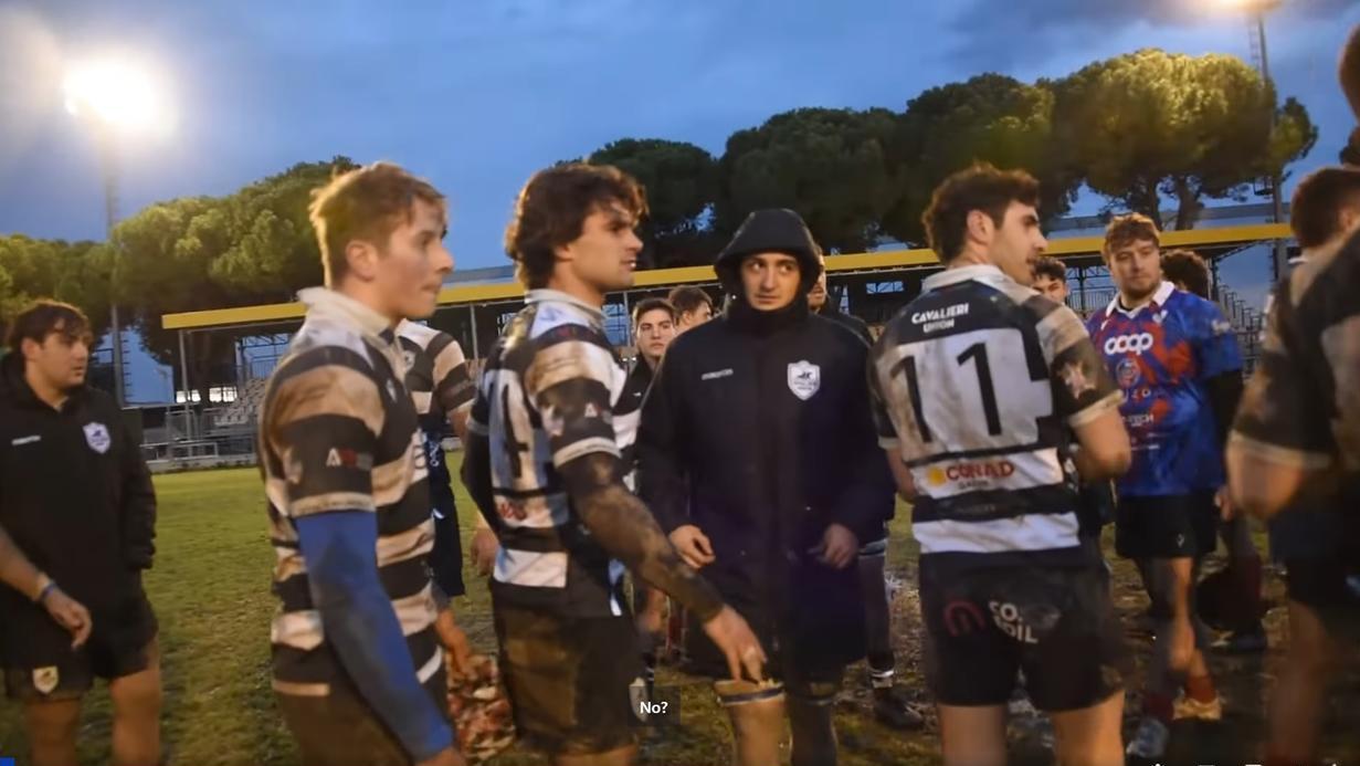 Il saluto finale fra le due formazioni