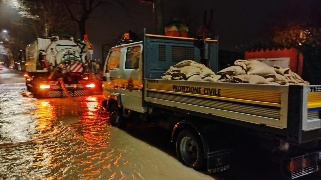 I volontari della Protezione civile in azione a Paganine