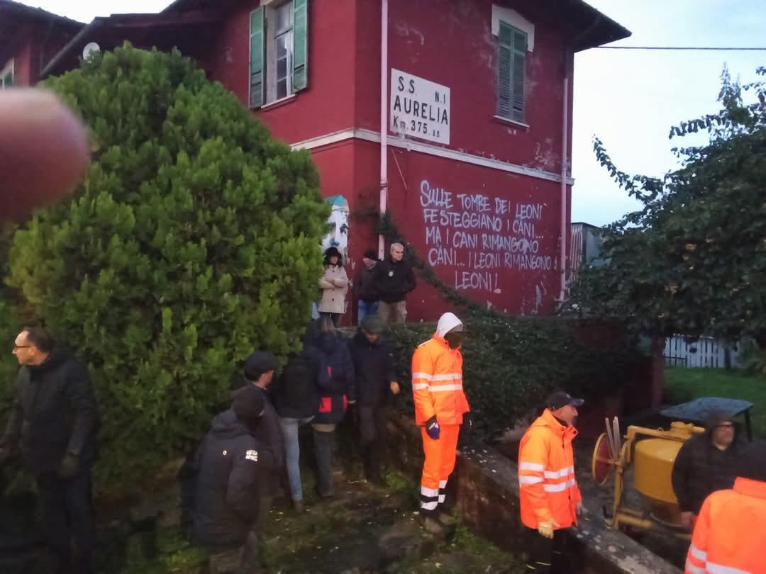 Montignoso, iniziato lo sgombero della Casa rossa occupata – Video