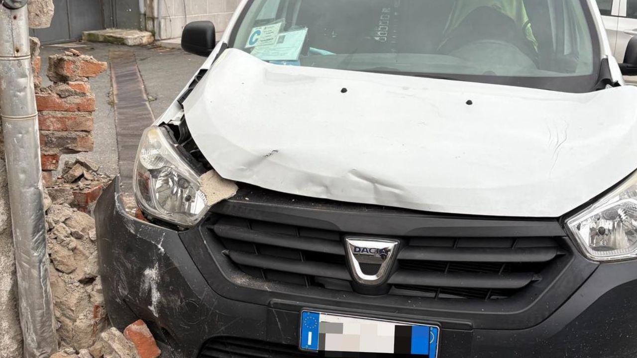 Il furgone dopo lo schianto finale contro il muretto