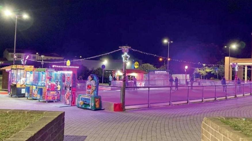 Cecina, la pista di ghiaccio scatena le polemiche: i motivi e la risposta dell’assessore