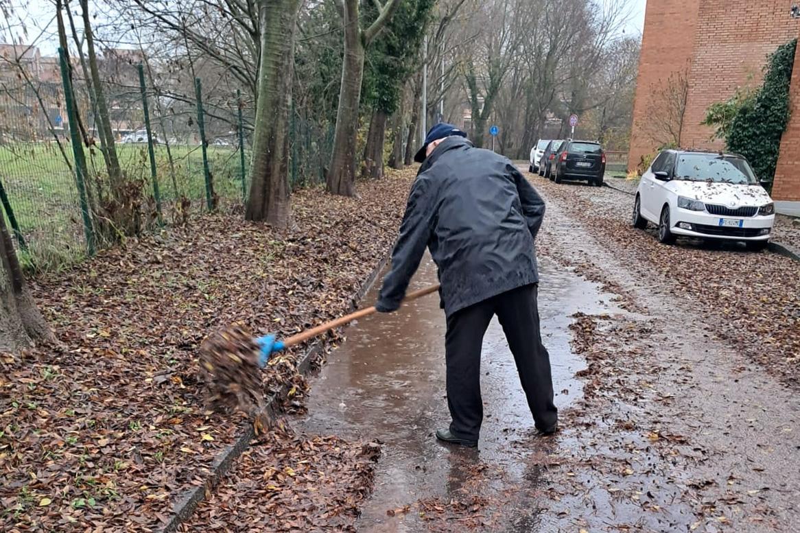 Maltempo, anche oggi allerta arancione a Ferrara: volata via la stella dai Trepponti a Comacchio