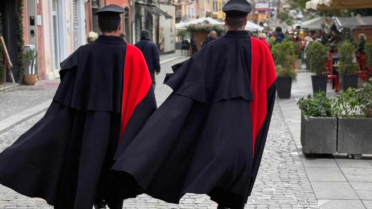 I carabinieri in alta uniforme nelle vie dello shopping