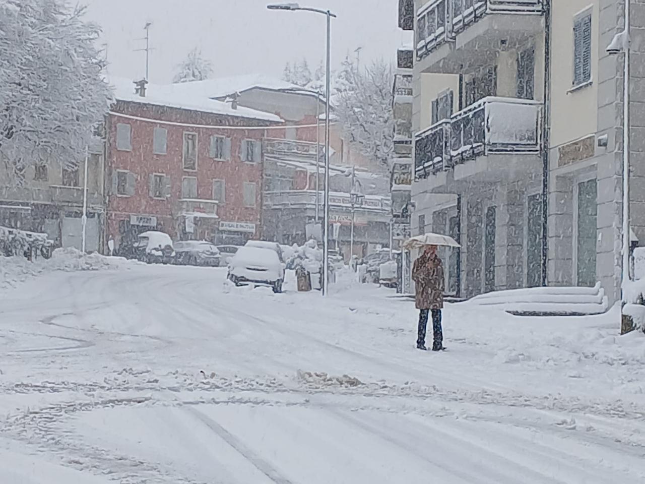 Black out per neve: mille utenze senza elettricità a Castelnovo Monti. Viano per metà al freddo. Corti: «Da Enel poche risposte»