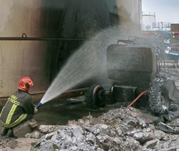 Livorno, incendio alla Costieri d’Alesio: a fuoco una piattaforma elevatrice. Quattro intossicati