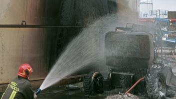 Livorno, incendio alla Costieri d’Alesio: a fuoco una piattaforma elevatrice. Quattro intossicati