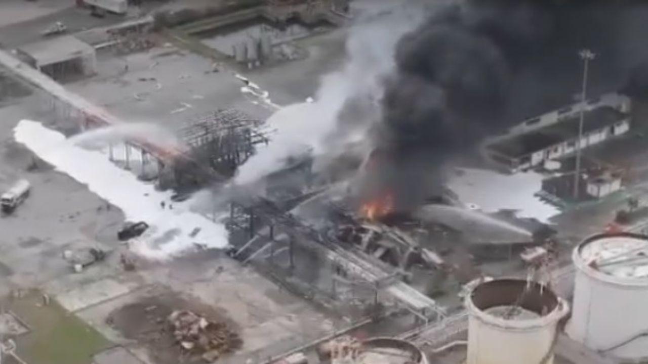 Il deposito distrutto dalle fiamme