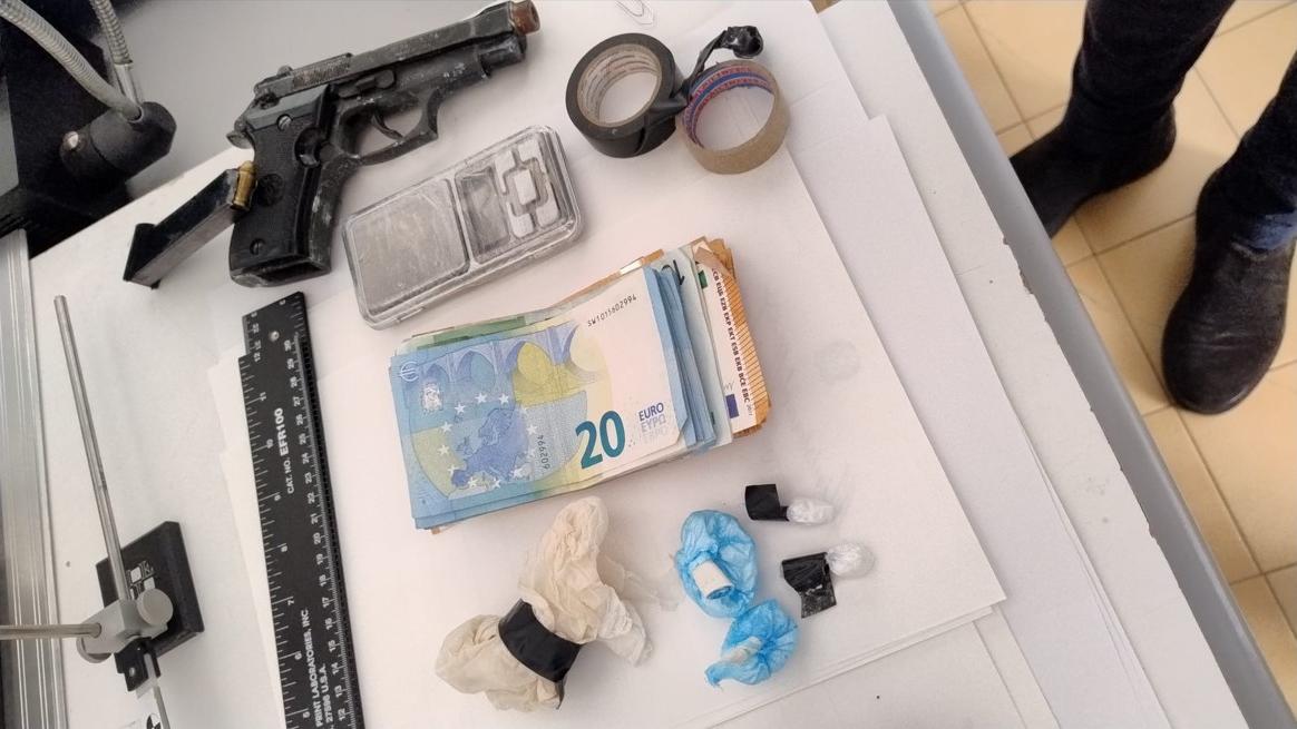 Nuoro, cocaina e pistola modificata: arrestato un 19enne