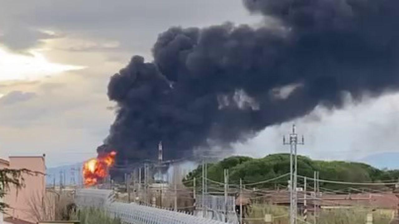 
	La colonna di fumo causata dall'esplosione nella raffineria Eni a Calenzano

