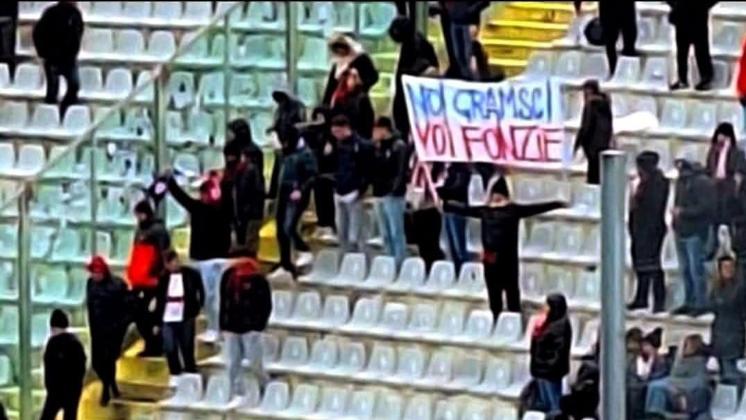 «Noi Gramsci Voi Fonzie», lo striscione della tifosa rossoblù diventa virale