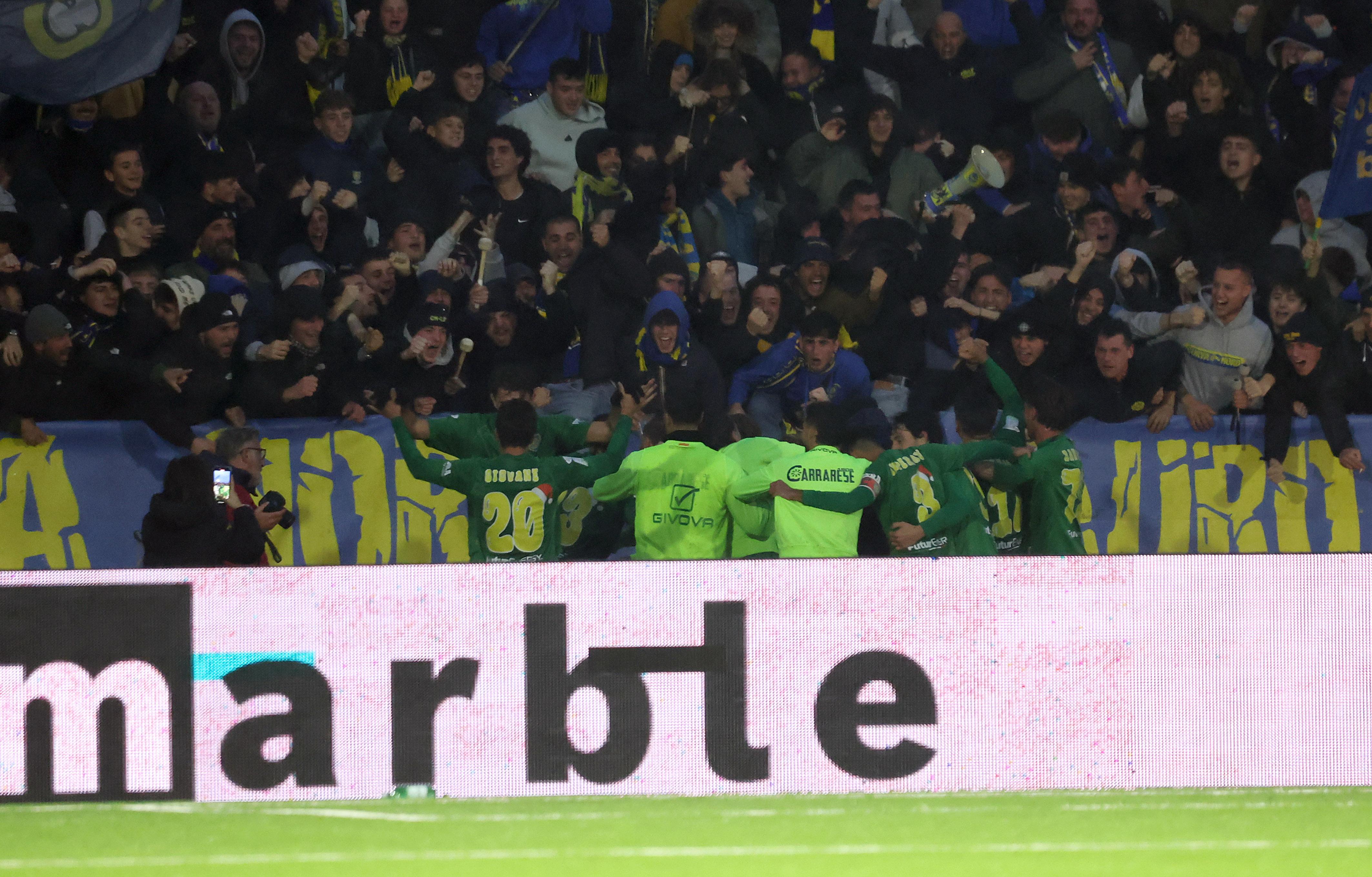 L'esultanza sotto la Curva nord