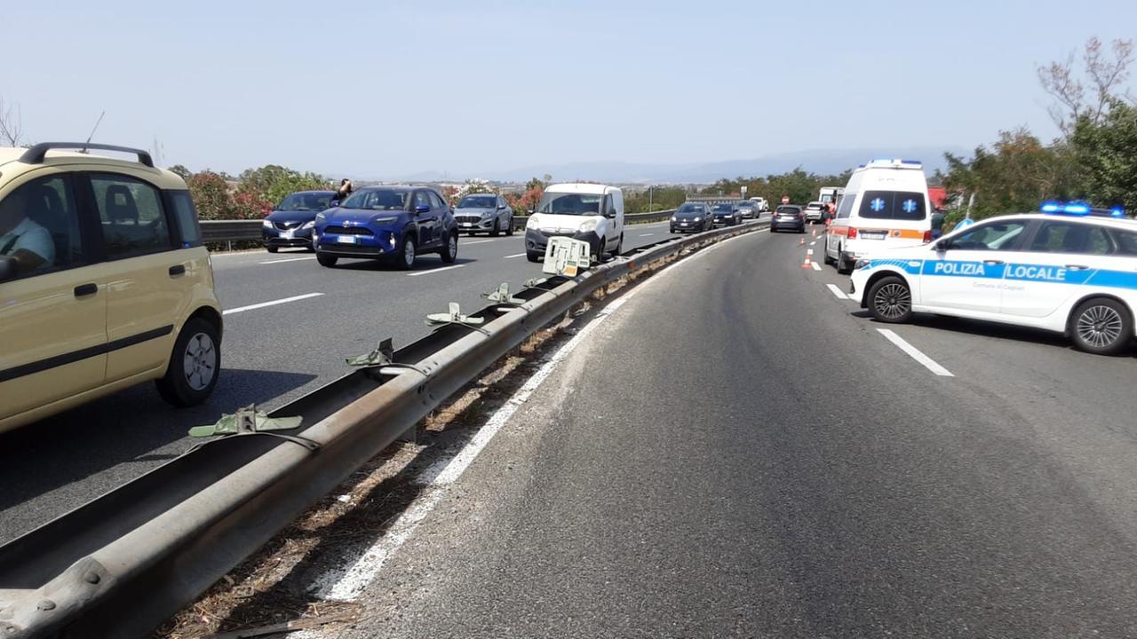 L’auto sbanda e finisce fuori strada: donna di 46 anni in codice rosso