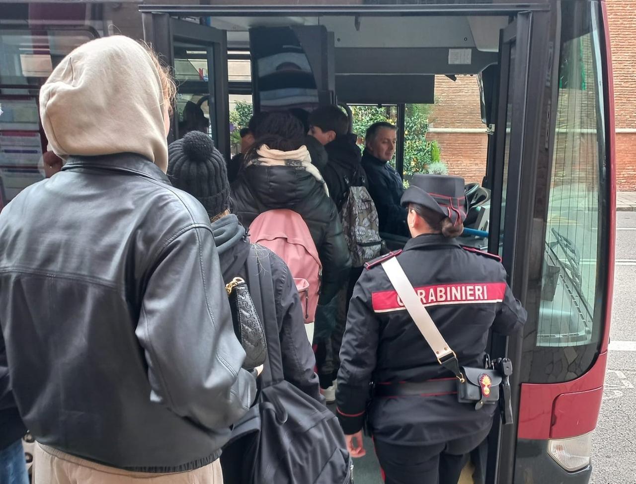 Ferrara, minaccia controllore sul bus: denunciato dai carabinieri