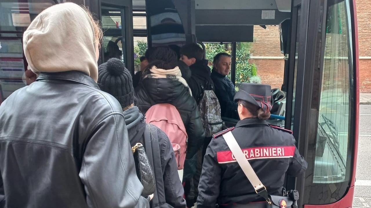 Ferrara, minaccia controllore sul bus: denunciato dai carabinieri