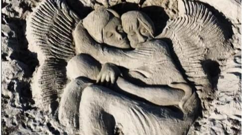 Una scultura di sabbia per ricordare Giulia Cecchettin – VIDEO