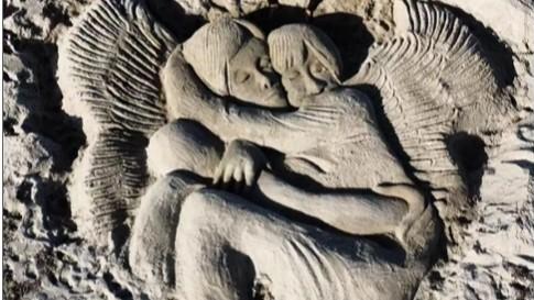 Una scultura di sabbia per ricordare Giulia Cecchettin – VIDEO