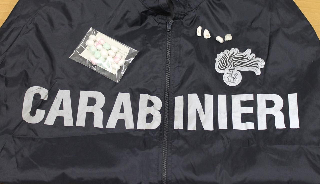 Vede i carabinieri e tenta la fuga, nascondeva la cocaina in bocca