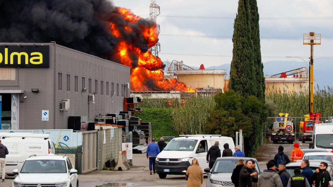Le fiamme nel deposito Eni a Calenzano