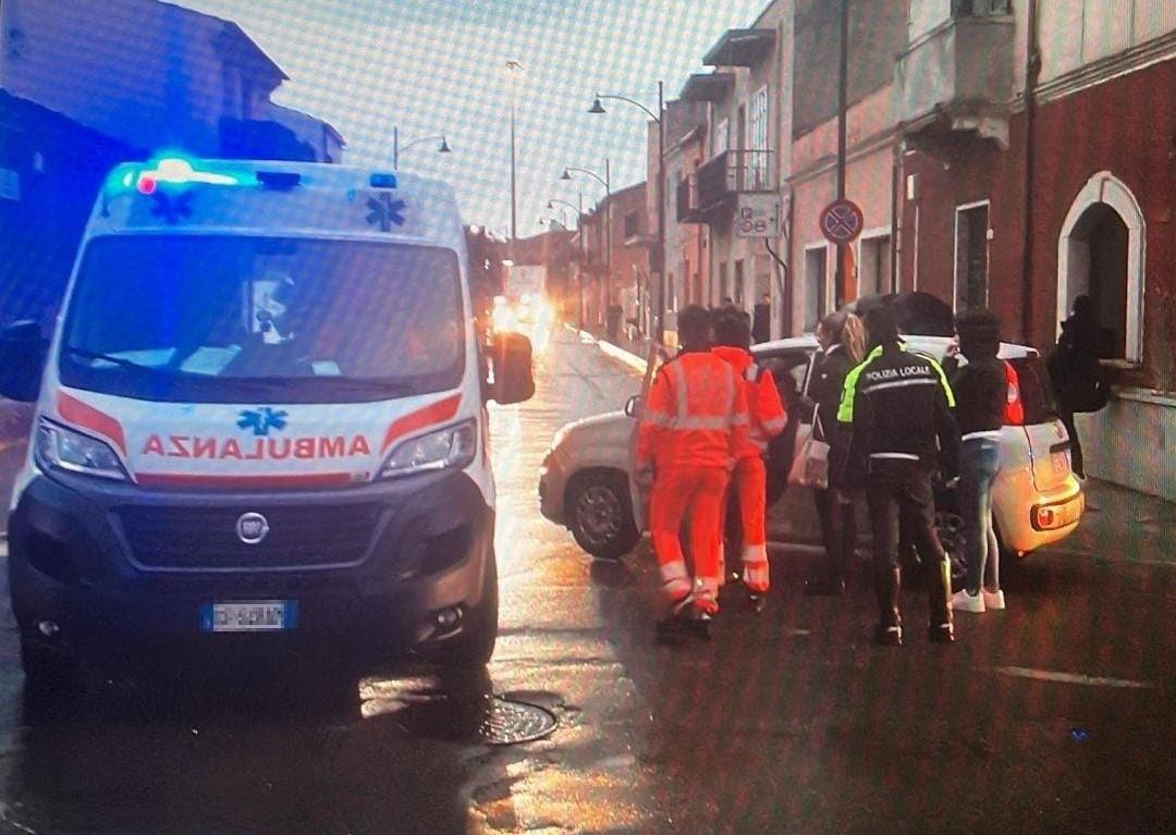 Olbia, auto contro ambulanza nel centro città
