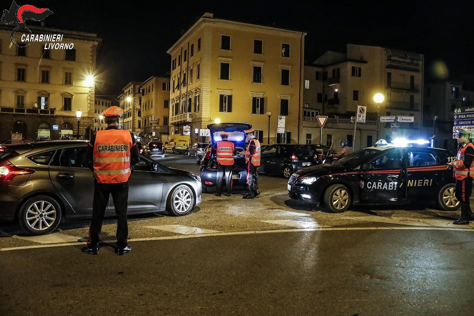 Pattuglie dei carabinieri in piazza della Repubblica (foto d'archivio)