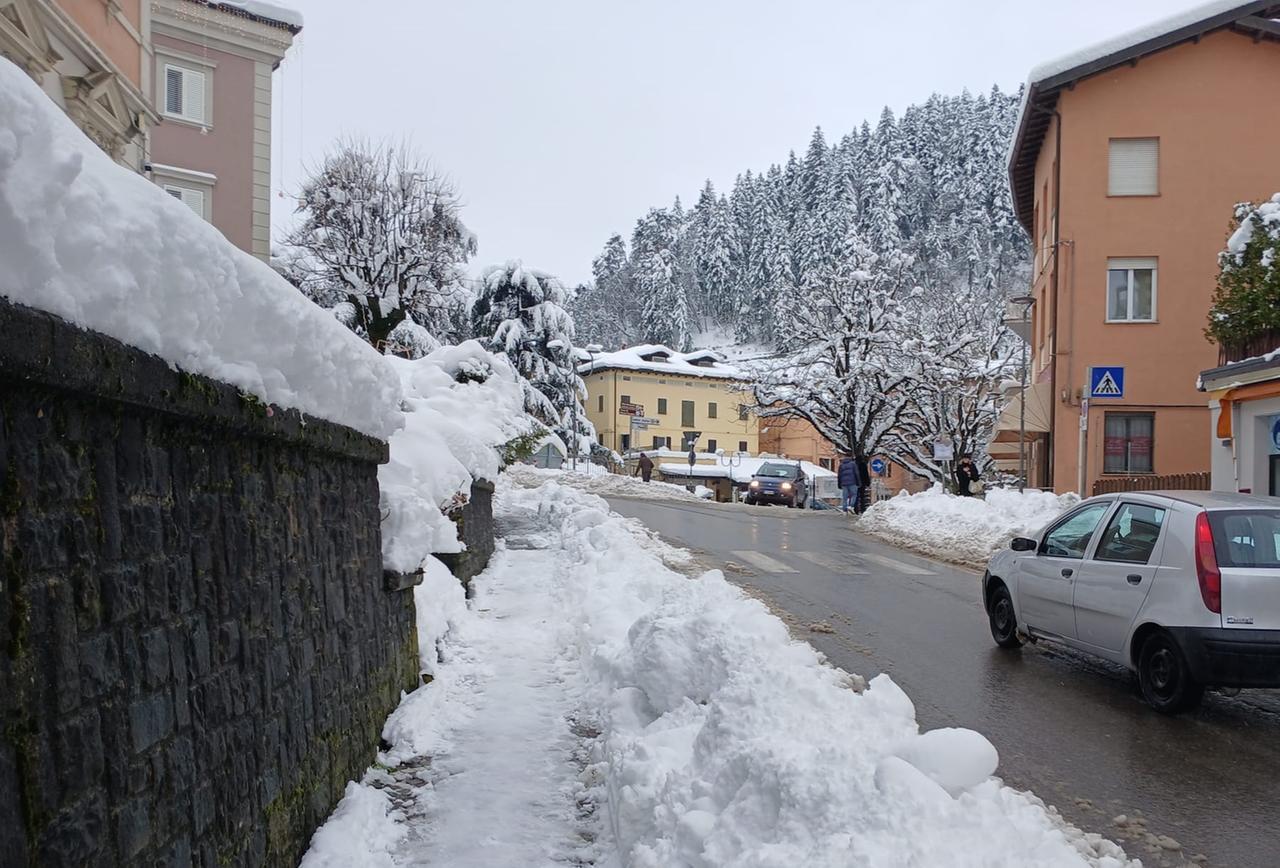 Neve e migliaia di utenze in blackout, i sindaci della montagna contro Enel: «Risposte parziali e incerte»