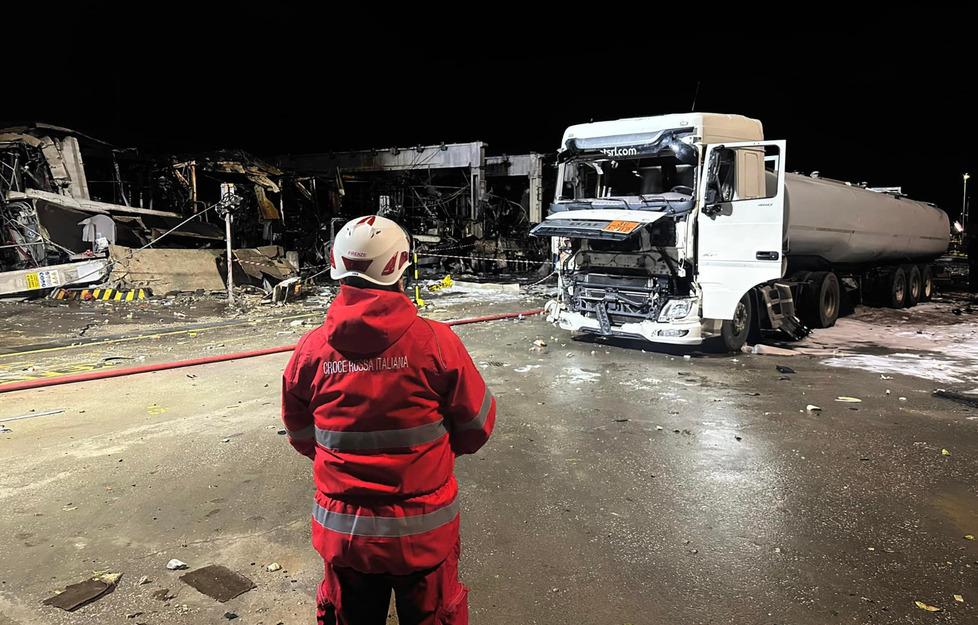 
	La pensilina distrutta dalle fiamme

