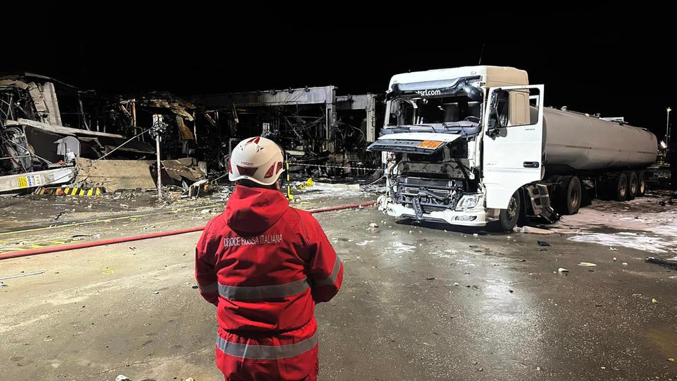 La pensilina distrutta dalle fiamme