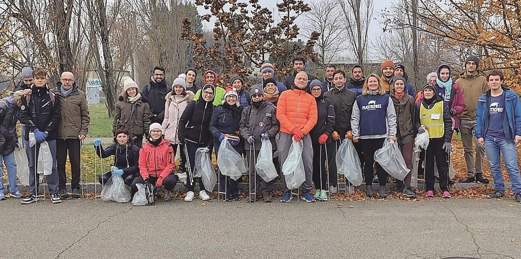 Plastic Free raccoglie 9 quintali di rifiuti accanto alla tangenziale e trova anche una cassaforte rubata