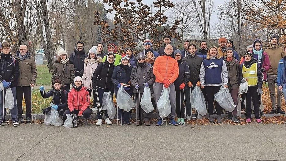 Plastic Free raccoglie 9 quintali di rifiuti accanto alla tangenziale e trova anche una cassaforte rubata
