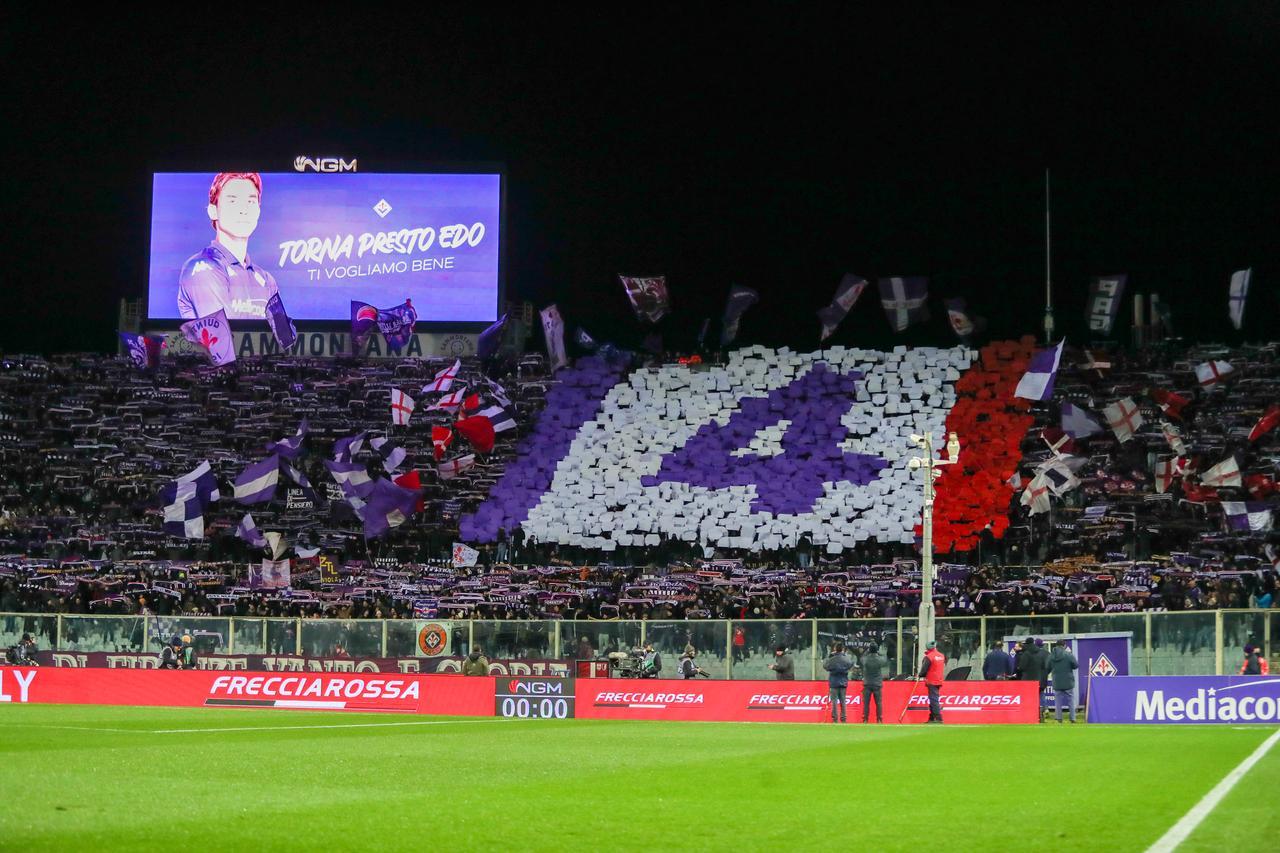 
	La coreografia dei tifosi viola

