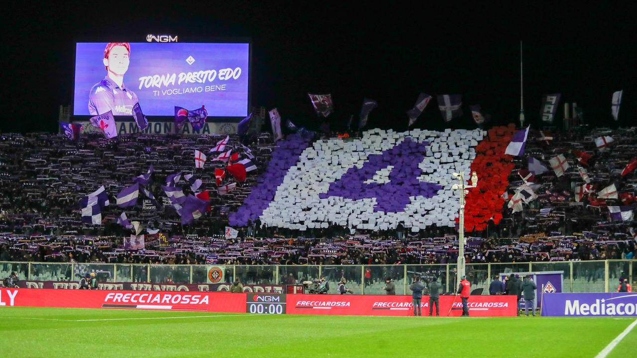 La coreografia dei tifosi viola