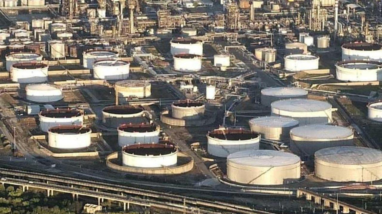 I serbatoi della raffineria Eni di Livorno (foto d’archivio)