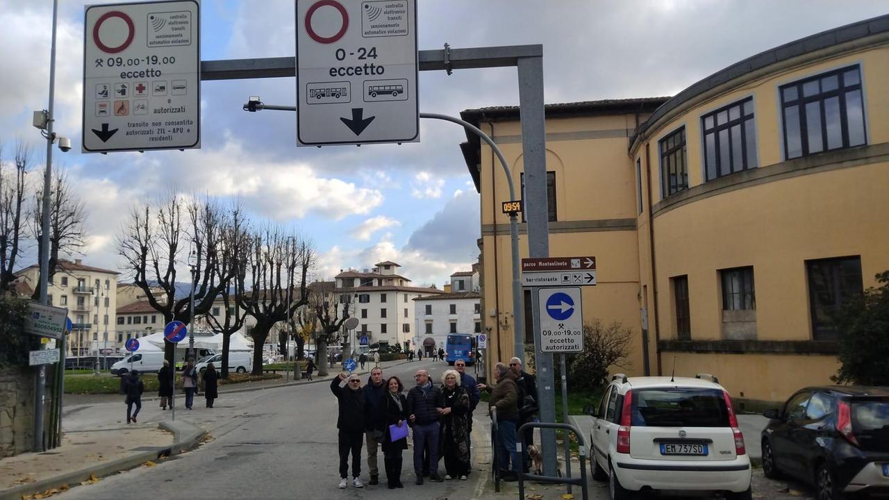 La protesta di alcuni degli automobilisti multati in piazza San Francesco