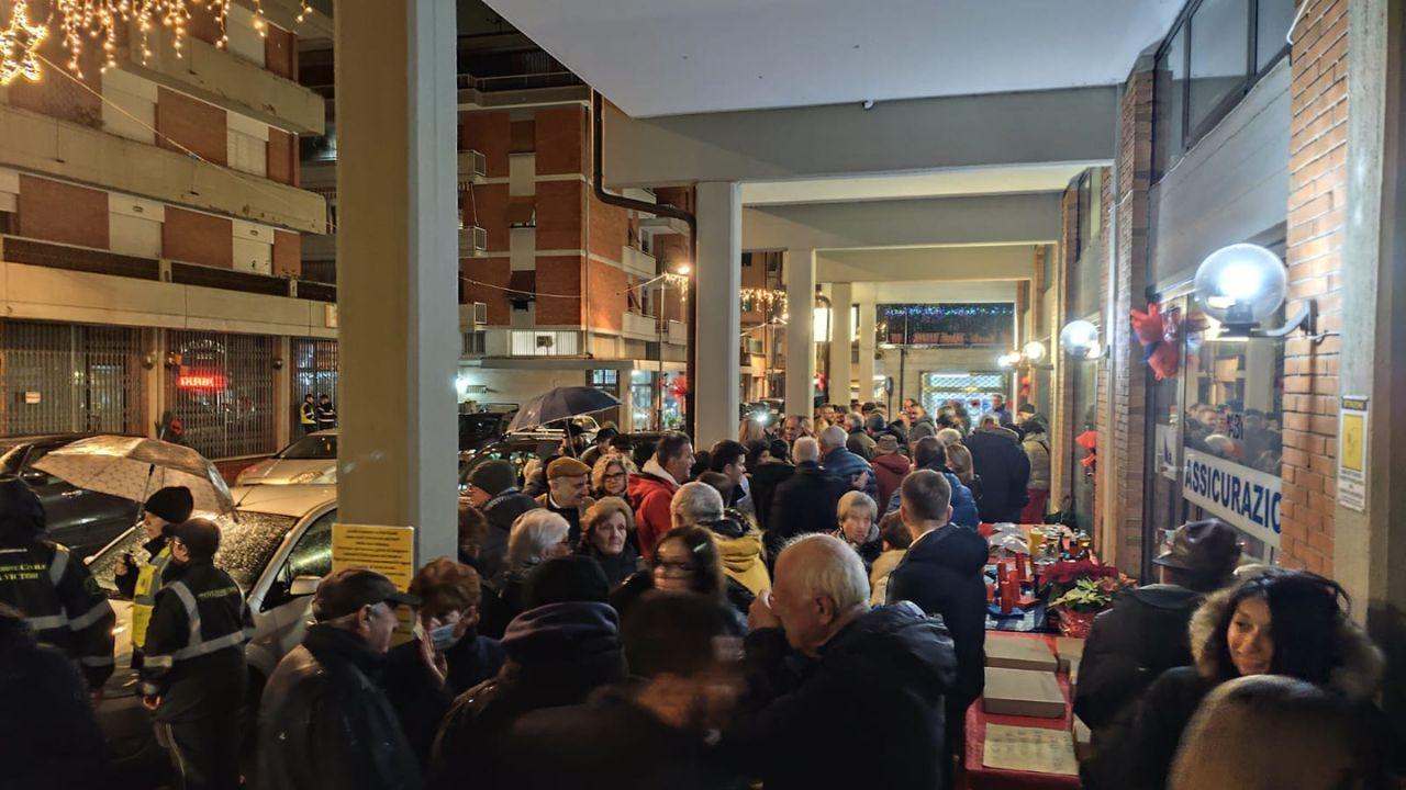 La gente in via Sforza
