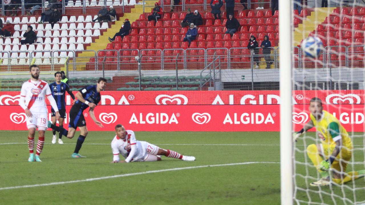 
	La palla calciata al volo col sinistro da Moreo

