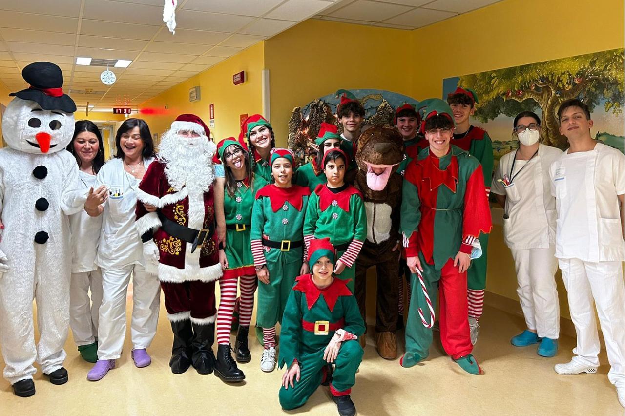 Cona, Babbo Natale visita i reparti di pediatria: «Portiamo gioia ai bimbi»