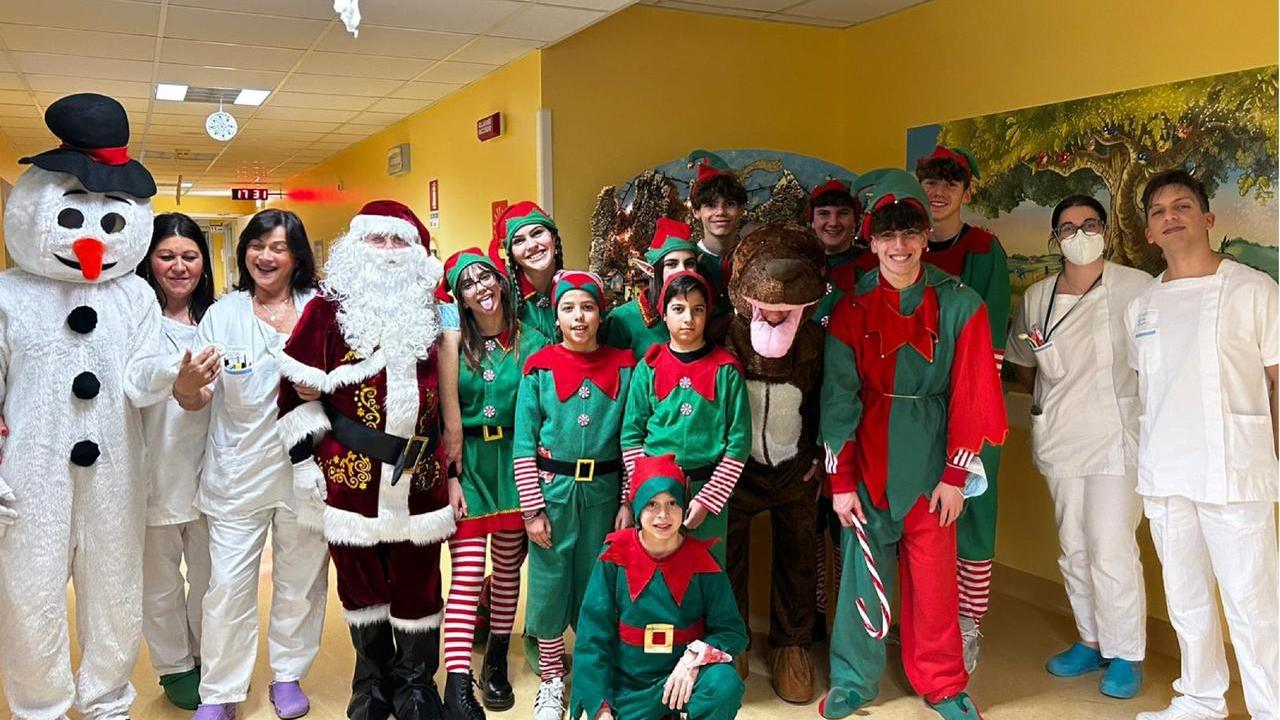 Cona, Babbo Natale visita i reparti di pediatria: «Portiamo gioia ai bimbi»