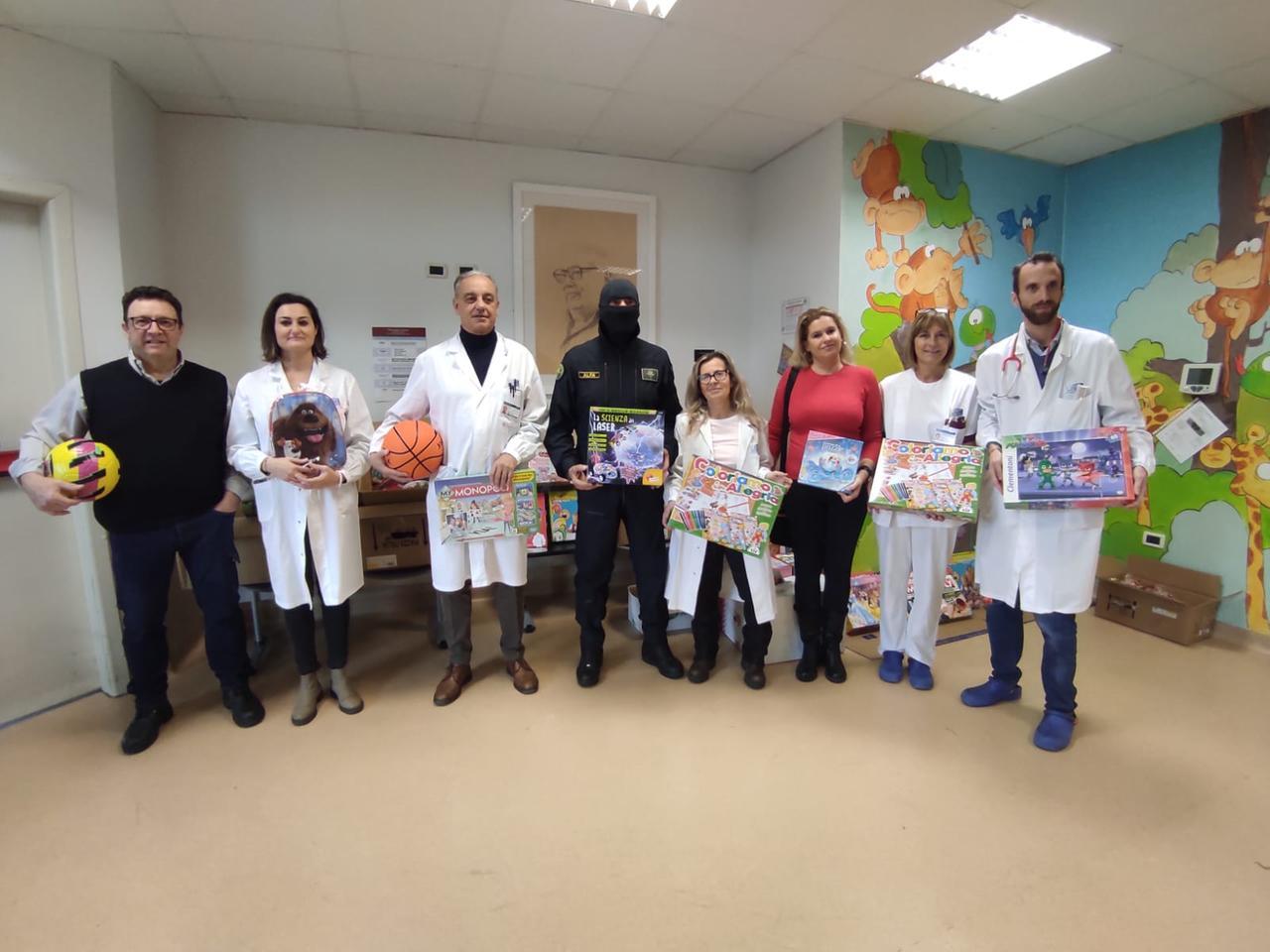 Il comandante Alfa consegna giochi e regali in pediatria a Livorno