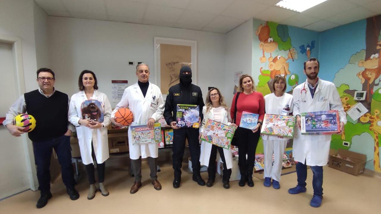 Il comandante Alfa consegna giochi e regali in pediatria a Livorno