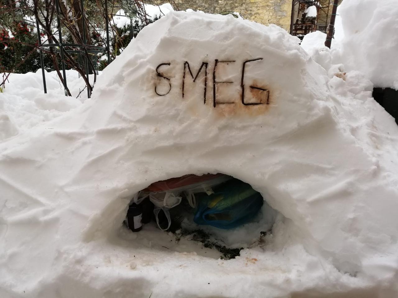 Blackout, lo scatto ironico su Facebook: il frigorifero realizzato con la neve si chiama Smeg