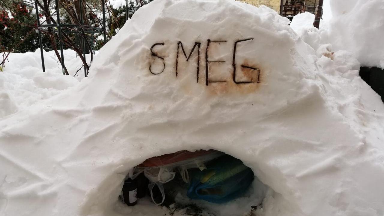 Blackout, lo scatto ironico su Facebook: il frigorifero realizzato con la neve si chiama Smeg