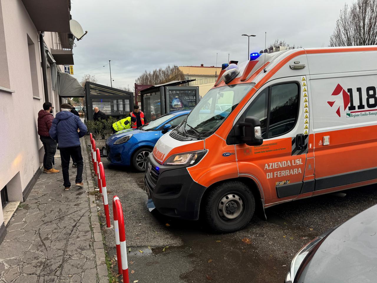 Ferrara, si sente male mentre è in bici: 70enne si accascia a terra e muore