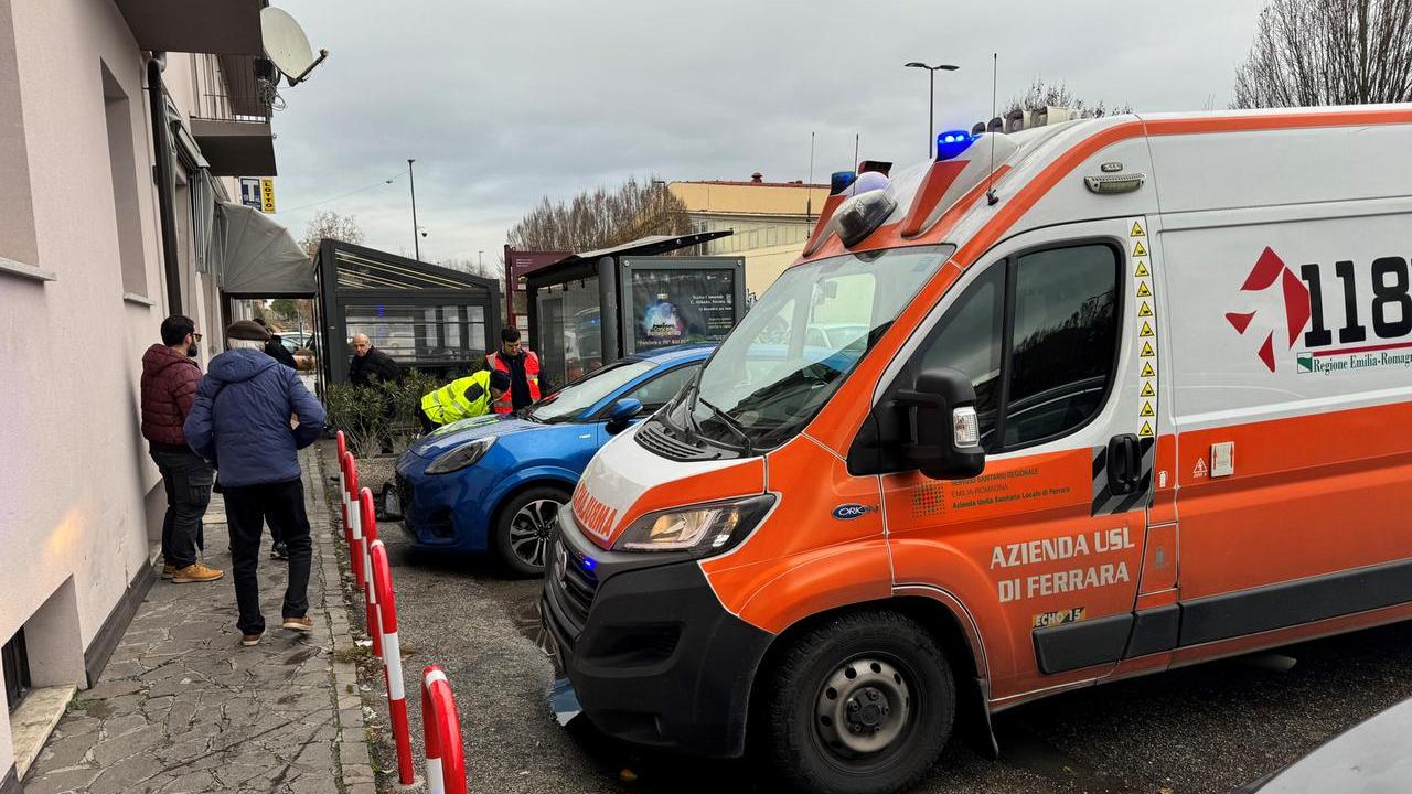 Ferrara, si sente male mentre è in bici: 70enne si accascia a terra e muore