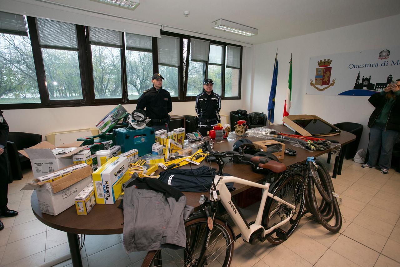 
	Parte della refurtiva recuperata e gli apparecchi&nbsp;usati dai ladri

