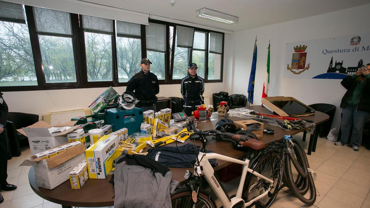 Parte della refurtiva recuperata e gli apparecchi usati dai ladri