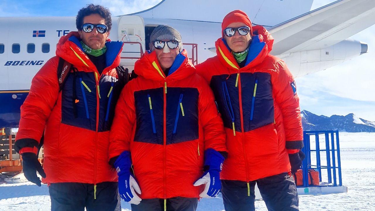 Andrea Lacorte al centro con i suoi compagni di traversata