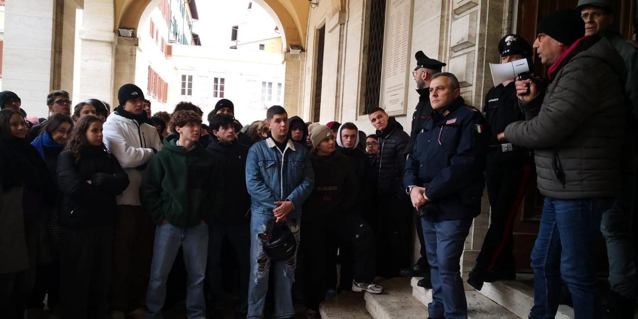 Livorno, gli studenti dell’Iti protestano per riscaldamenti ko e due palestre inutilizzabili