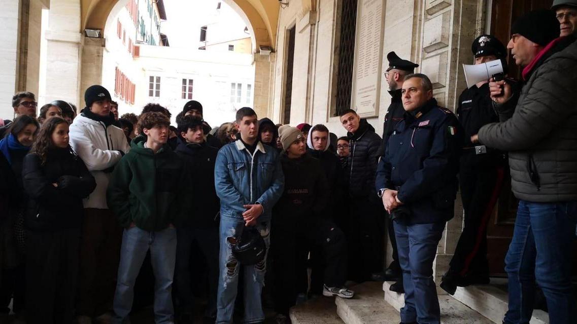 Livorno, gli studenti dell’Iti protestano per riscaldamenti ko e due palestre inutilizzabili