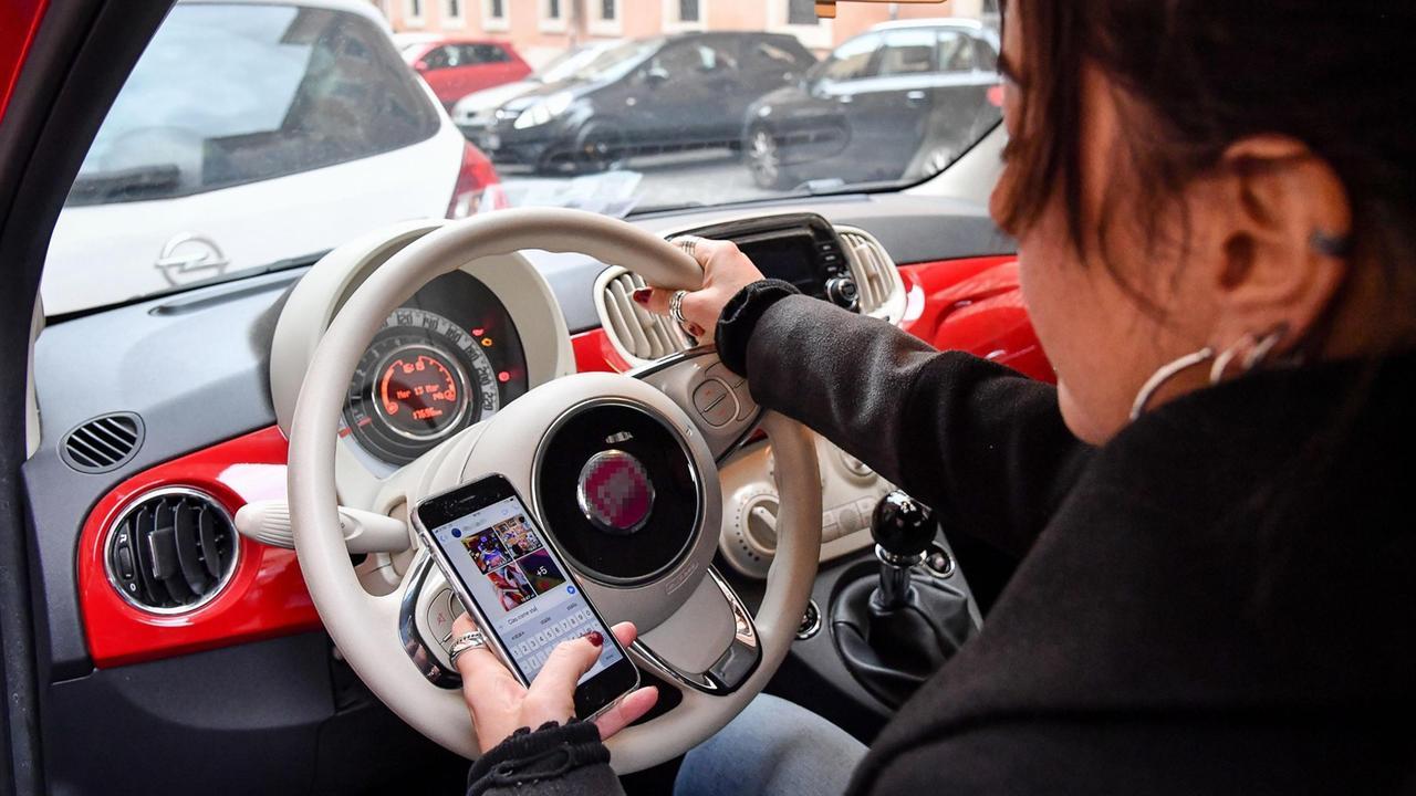 Il 14 dicembre scatta il nuovo codice della strada: attenzione al telefono, si rischia la patente. Ecco tutte le novità